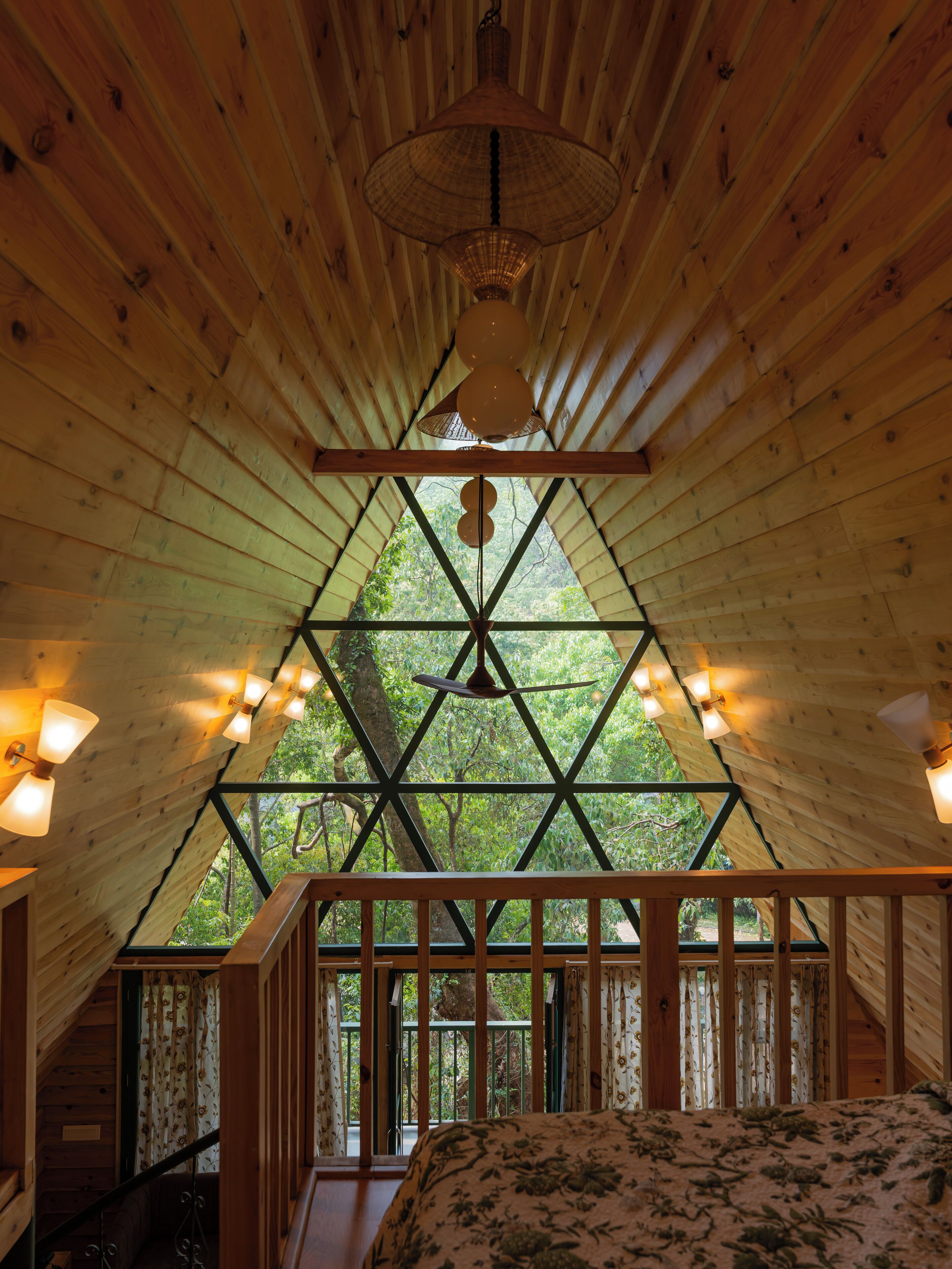 Kamar Quadruple Keluarga | Seprai premium, brankas, meja kerja, dan ruang kerja ramah laptop