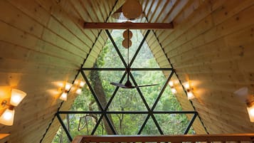 Kamar Quadruple Keluarga | Seprai premium, brankas, meja kerja, dan ruang kerja ramah laptop