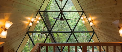 Family Quadruple Room | Peralatan tempat tidur premium, peti besi dalam bilik, meja