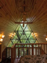 Ropa de cama de alta calidad y caja de seguridad en la habitación 