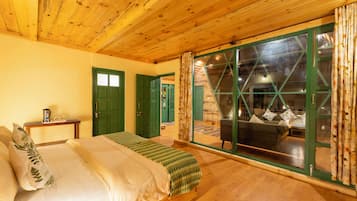 Luxury Quadruple Room | Premium bedding, in-room safe, desk, laptop workspace