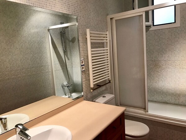 Leilighet – comfort, 4 soverom, 2 bad | Bad | Separat badekar og dusj, toalettartikler (inkludert) og hårføner
