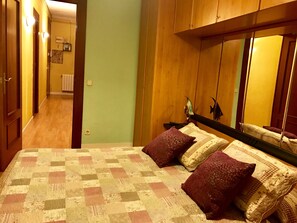 4 bedrooms, desk, blackout drapes, iron/ironing board - Fira Barcelona España (Barcelona)