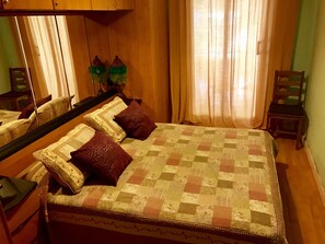 コンフォート アパートメント 4 ベッドルーム 2 バスルーム | 4 室のベッドルーム、デスク、遮光カーテン、アイロン / アイロン台