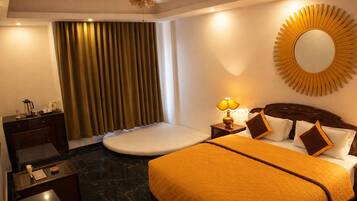 Executive Suite | Minibar, in-room safe, desk, blackout curtains