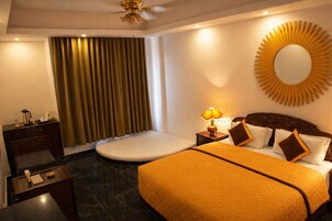 Executive Suite | Minibar, in-room safe, desk, blackout drapes