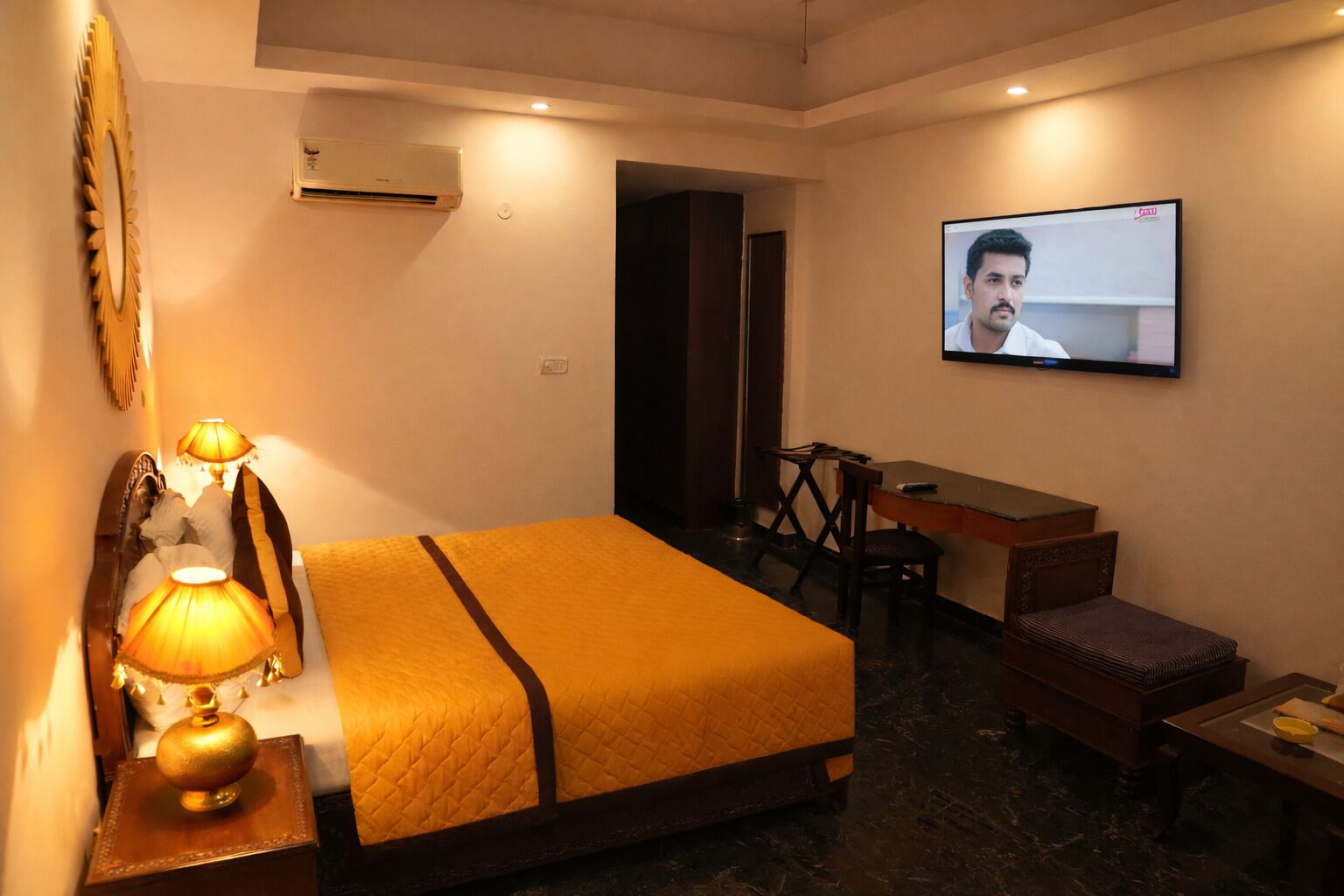 ميني بار وخزنة داخل الغرفة ومكتب وستائر تعتيم