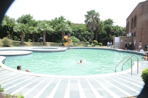 Outdoor pool - Magsons Resorts (Chhata)