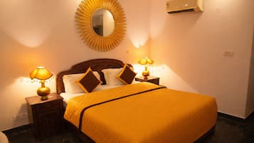 Executive Suite | Minibar, in-room safe, desk, blackout curtains