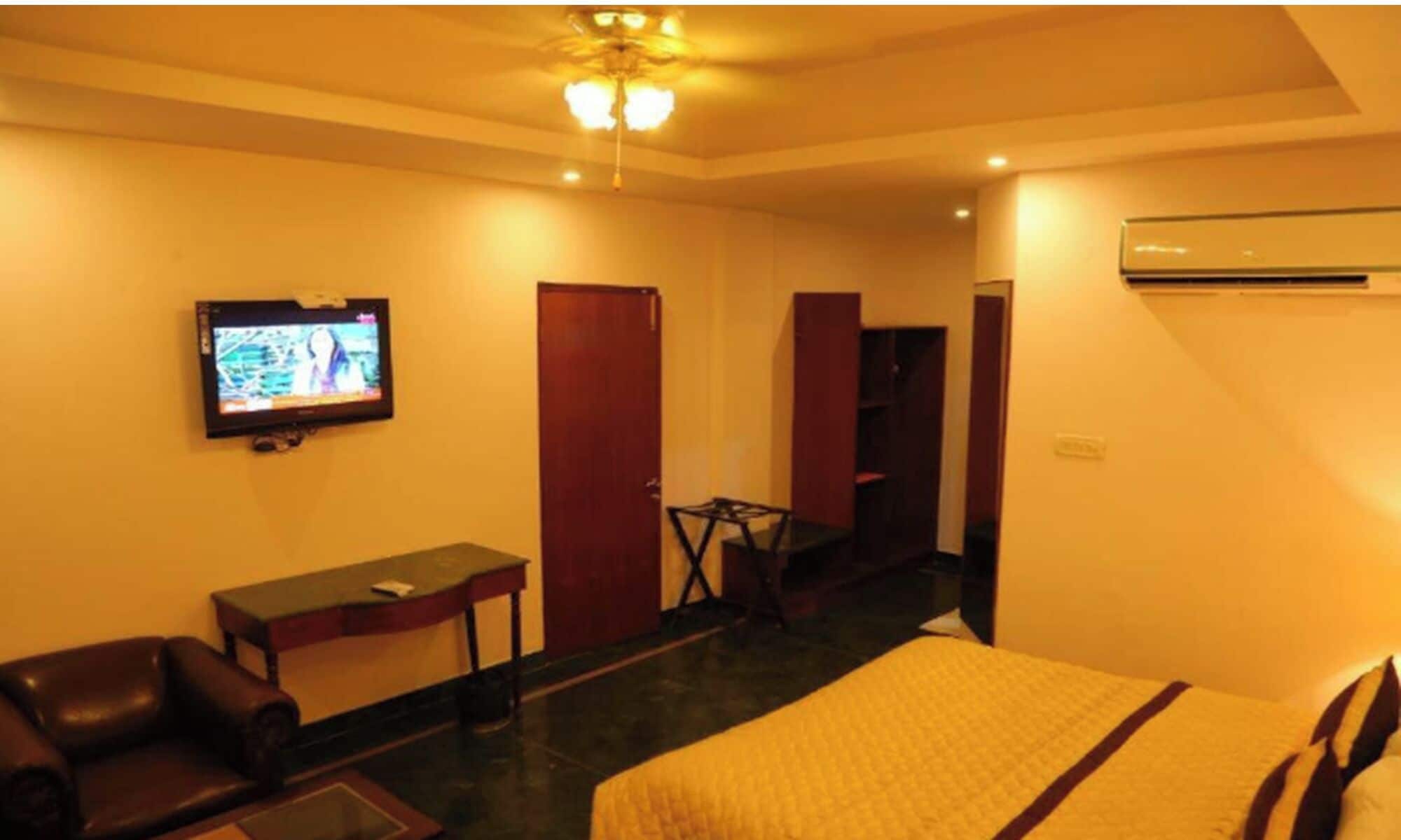 Presidential Category | Minibar, in-room safe, desk, blackout drapes