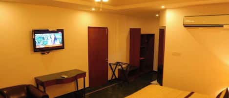 Presidential Category | Minibar, in-room safe, desk, blackout drapes