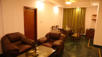Maharaja suite | Minibar, in-room safe, desk, blackout drapes