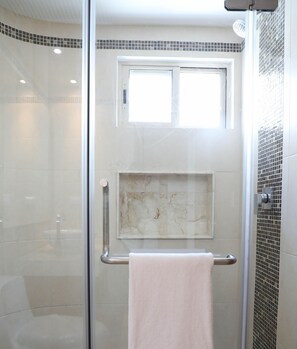Apartment, 2 Schlafzimmer | Dusche im Bad