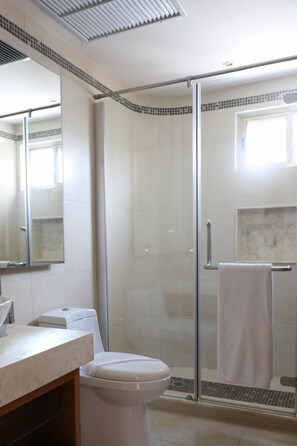 Penthouse, 2 habitaciones | Baño | Regadera, amenidades de baño gratuitas, toallas 