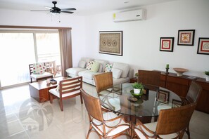 Penthouse, 2 habitaciones | Área de sala de estar | Televisión de pantalla plana 