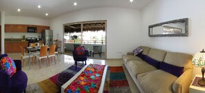 Loftsleilighet, 2 soverom | Oppholdsområde | Flatskjerm-TV og DVD-spiller