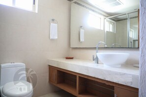 Penthouse, 2 Bedrooms | Bathroom | Shower, hair dryer, towels