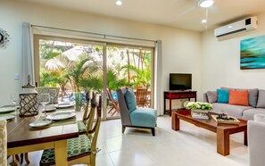 Departamento, 2 habitaciones | Área de sala de estar | Televisión de pantalla plana y reproductor de DVD 