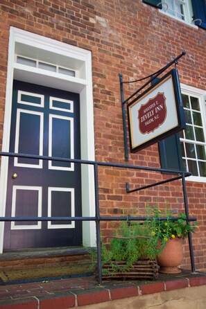 Property entrance - The Zevely Inn (Winston-Salem)