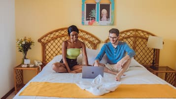 Quarto standard, 1 cama King | Cofres nos quartos, escrivaninha, Wi-Fi de cortesia, roupa de cama