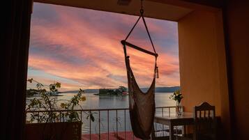 Cofres nos quartos, escrivaninha, Wi-Fi de cortesia, roupa de cama