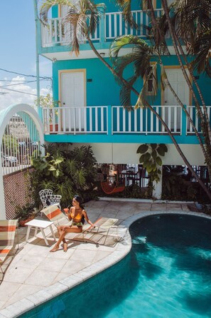 Una piscina al aire libre
