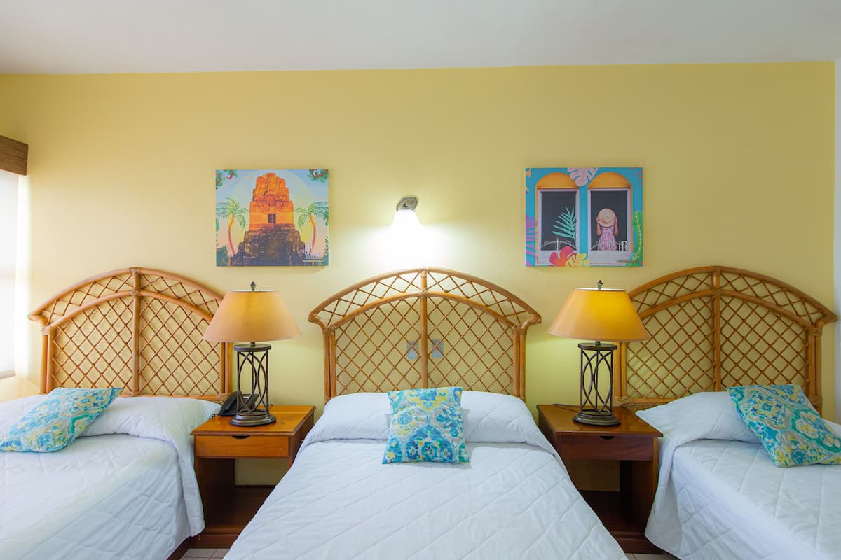 Standard Double Room, 3 Double Beds | Peti besi dalam bilik, meja, Wi-fi percuma, cadar katil