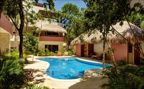 Alberca al aire libre y camastros 