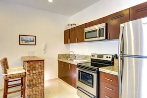 Appartement, 2 chambres | Cuisine privée | Réfrigérateur, four à micro-ondes, un four, surface de cuisson