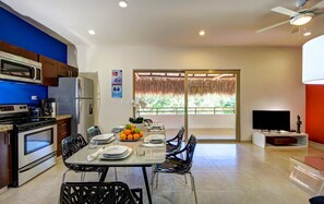 Penthouse, 2 habitaciones | Área de sala de estar | Televisión de pantalla plana 