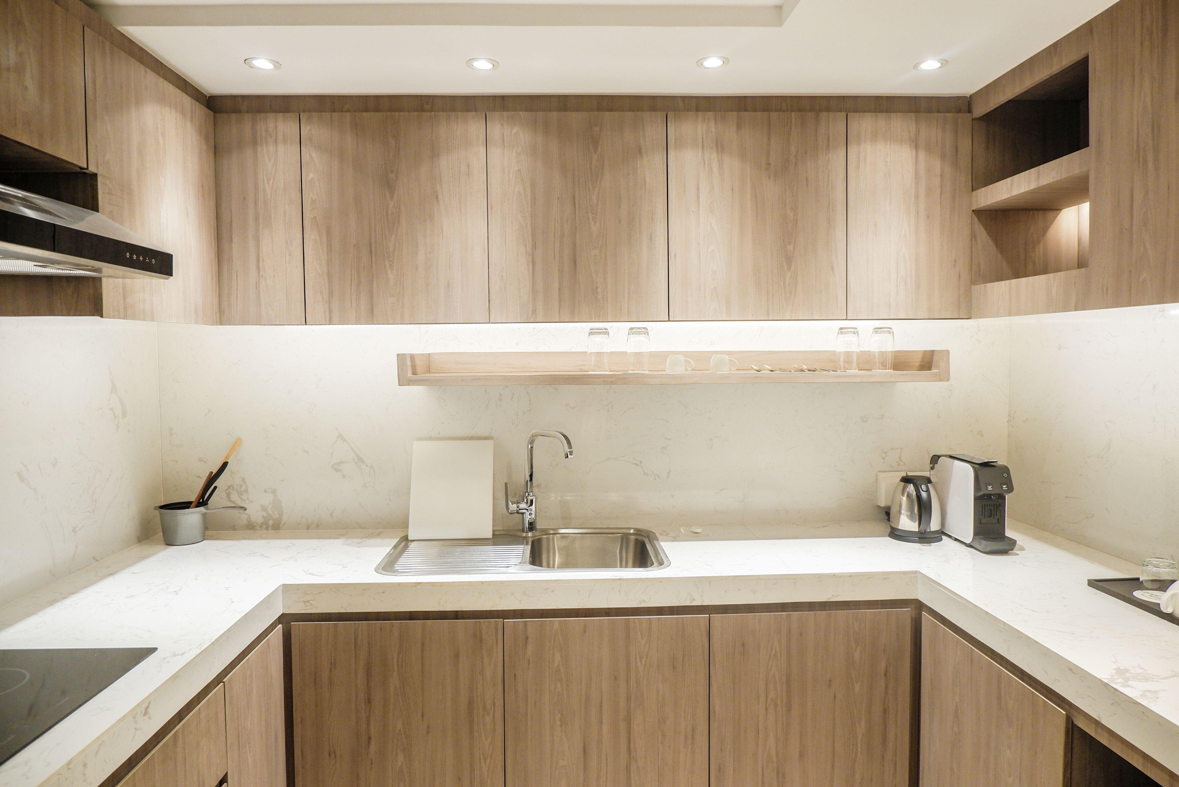 presidential suite, 1 bedroom, non smoking, pool view | private kitchen | electric kettle