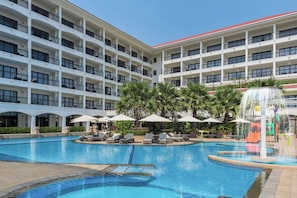 Outdoor pool - Courtyard by Marriott Siem Reap Resort (Siem Reap)