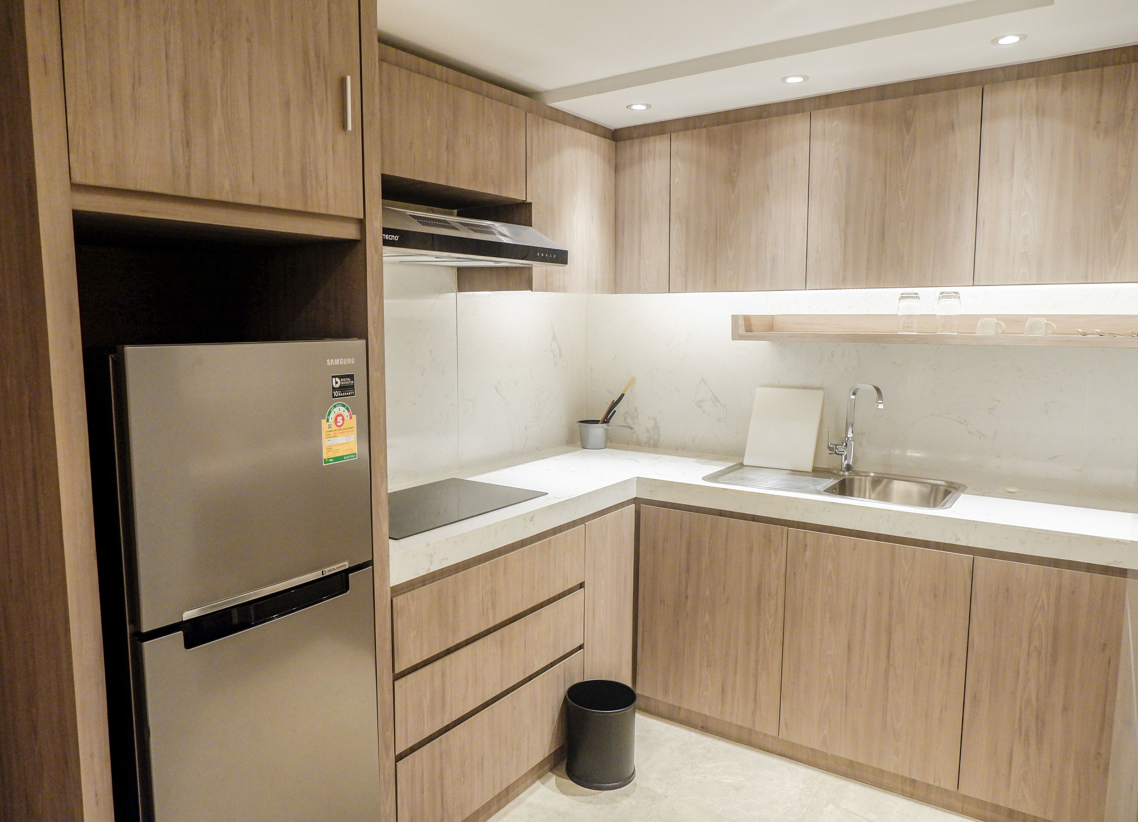 presidential suite, 1 bedroom, non smoking, pool view | private kitchen | electric kettle