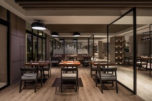 2 restaurantes; se sirven desayunos, almuerzos y cocina internacional