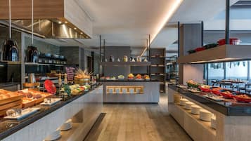 2 restaurants, breakfast, lunch, dinner served; international cuisine