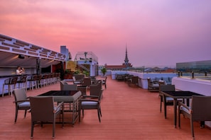 2 restaurants, breakfast, lunch, dinner served; international cuisine