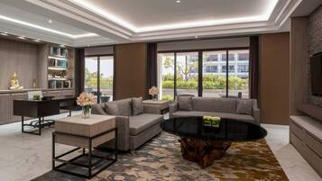 Presidentiële suite, 1 slaapkamer, uitzicht op zwembad | Woonkamer | Een 43-inch ledtelevisie met kabelzenders en een televisie