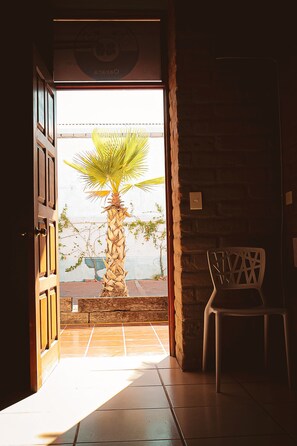 Dobbeltrom, 2 enkeltsenger | Skrivebord, strykejern/-brett, wi-fi (inkludert) og sengetøy