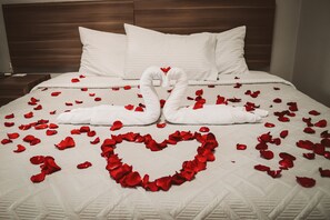 Dobbeltrom, 1 kingsize-seng | Skrivebord, strykejern/-brett, wi-fi (inkludert) og sengetøy