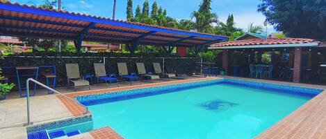 2 piscinas al aire libre