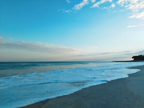 Nær stranden, hvit sand og strandhåndklær