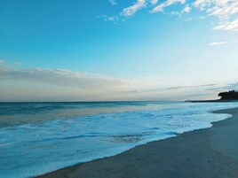 Beach nearby, white sand, beach towels