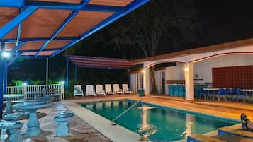 2 piscines extérieures