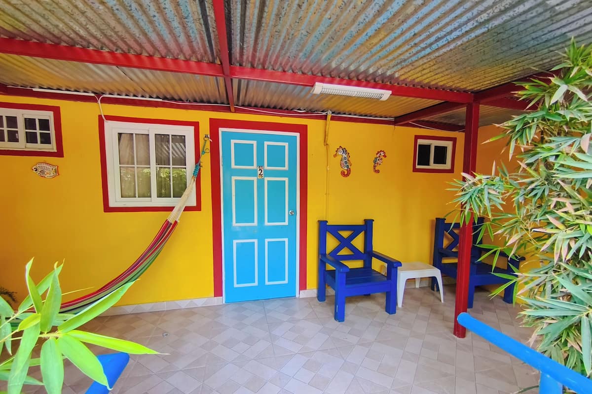 Kamar Double Tradisional, kamar mandi pribadi, pemandangan halaman | Area keluarga | Televisi LED 32-inci dengan saluran TV kabel dan TV
