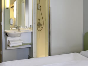 Habitación básica, 2 camas individuales, no fumadores | Escritorio, cortinas opacas, sistema de insonorización y wifi gratis