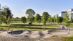 Un parc doté d’un espace de skate, de sentiers pédestres et d’arbres.
