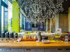 Se ofrece un desayuno bufé todos los días (por un coste adicional)