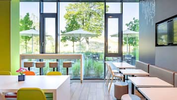 Tägliches Frühstücksbuffet gegen Gebühr