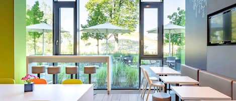 Se ofrece un desayuno bufé (13.50 EUR por persona)