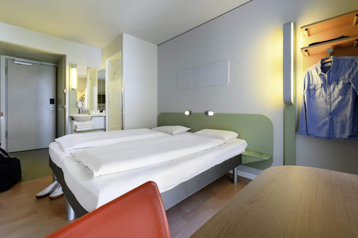Room, 2 Twin Beds | Desk, blackout drapes, soundproofing, free WiFi